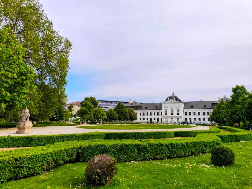 The Presidential Garden with the Grassalkovich Palace, a five-minute walk from HEUHAUS